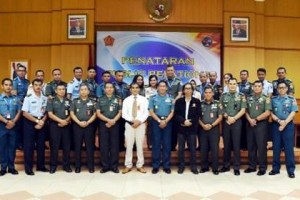Waka Puspen TNI, Laksma TNI Tunggul Suropati, S.E, M.Tr (Han)  berfoto bersam ausai penataran public relation.